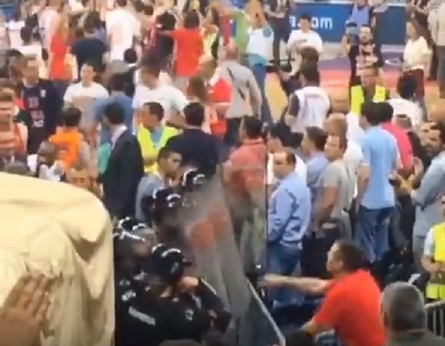 VIDEO Skandal u Beogradu: Navijač Zvezde gađao Miloša Teodosića