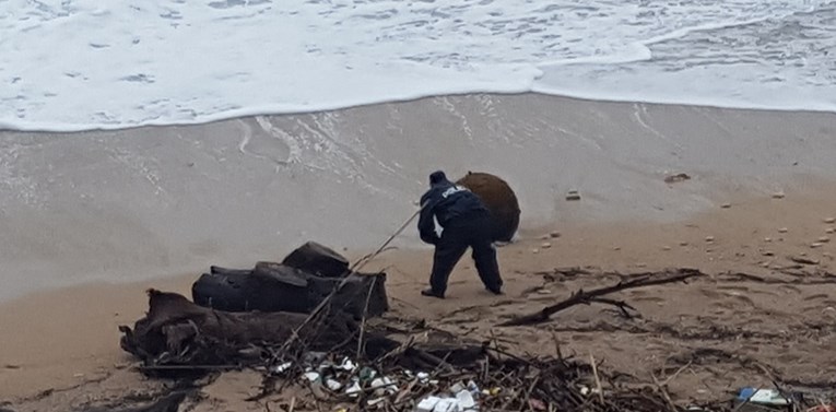 VIDEO, FOTO Na poznatu dubrovačku plažu more izbacilo veliku protubrodsku minu