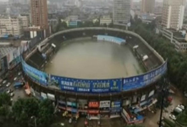 VIDEO Kiša pretvorila kineski stadion u olimpijski bazen