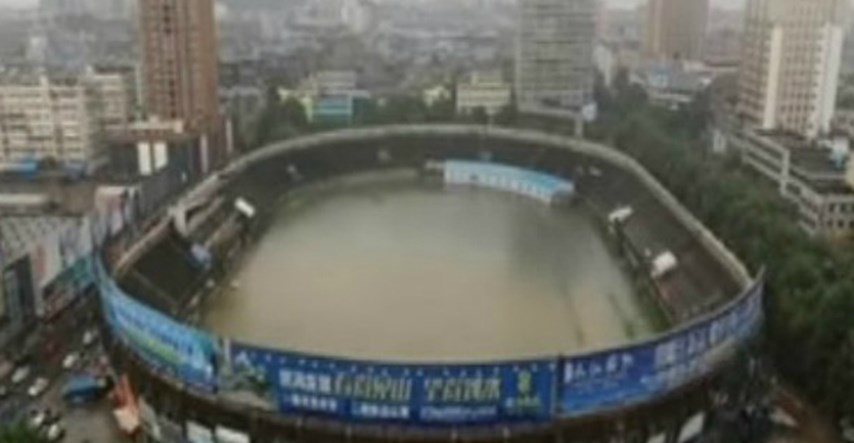 VIDEO Kiša pretvorila kineski stadion u olimpijski bazen