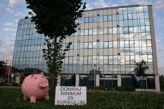 Prosvjetarima prekipjelo: Dok ministar oltar liže, školski budžet k nuli kliže