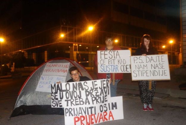 Tri studentice podigle šator ispred Šustarovog ministarstva: Ne odlazimo bez naših stipendija
