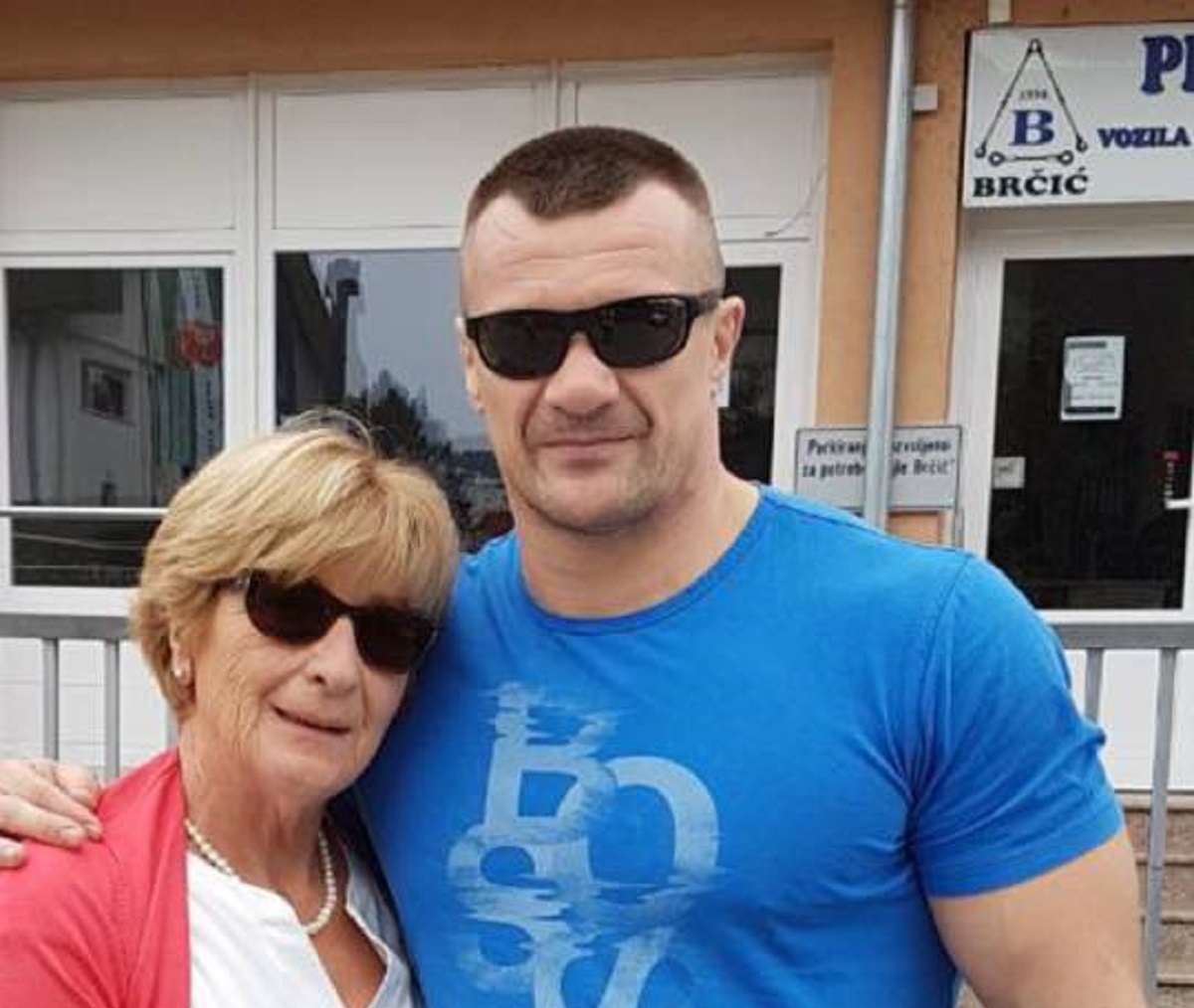 Cro Cop se slikao s najvećom navijačicom: "Samo ti ona ima petlje stisnuti jednu iza uha"