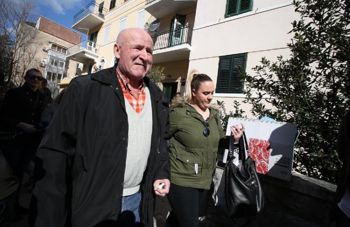 FOTO Kaos na deložaciji bivšeg branitelja u Splitu: "U stan je 1993. upao s puškom, sad mora otići"