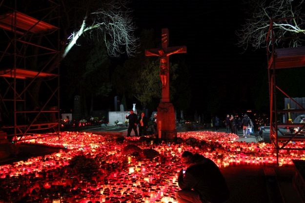 Građani u znak sjećanja na najmilije upalili tisuće svijeća, pogledajte kako noćas izgeda Mirogoj