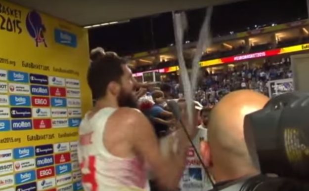 Nervozni Mirotić navijačima rasparao zastavu Srbije