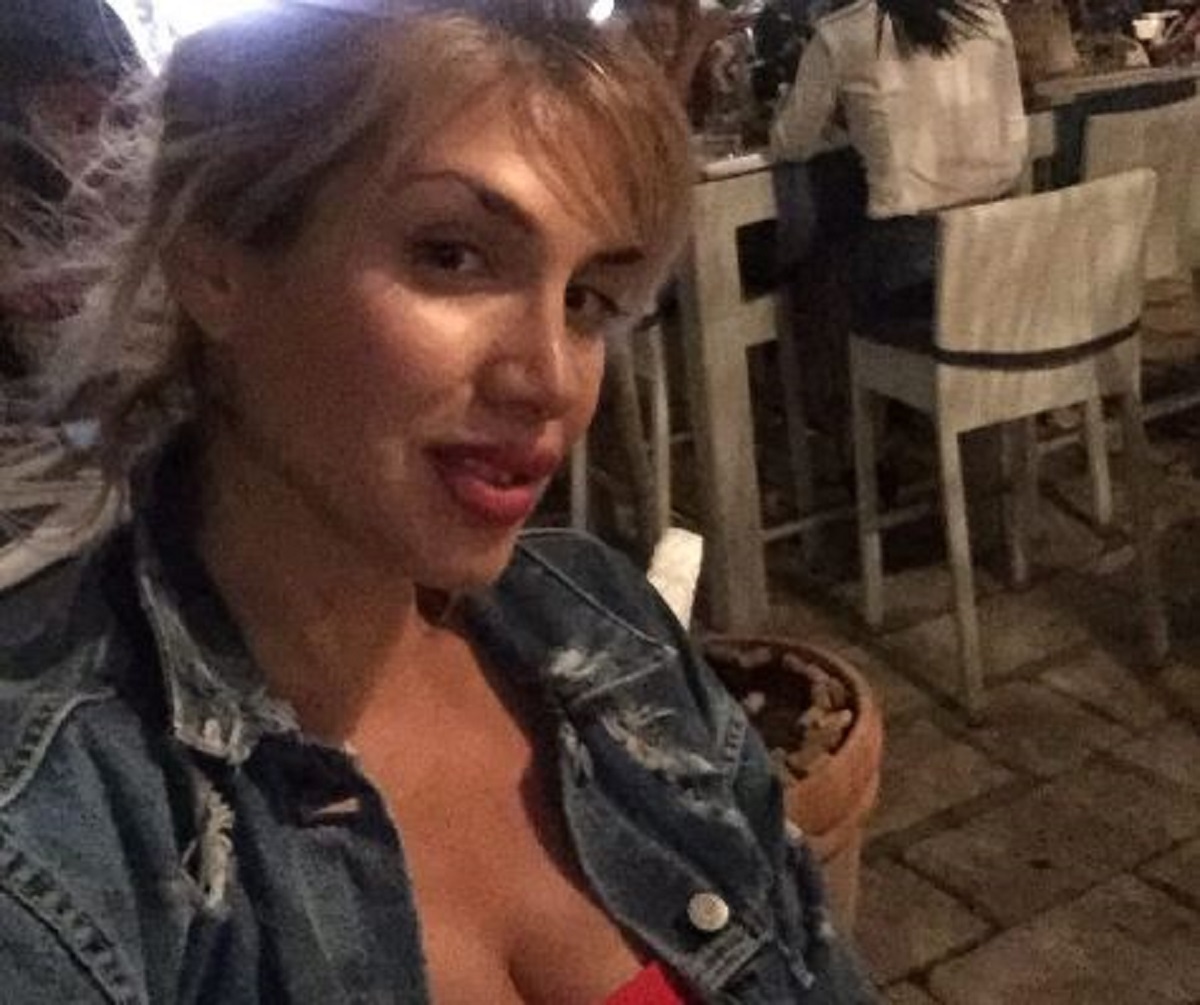 FOTO Mirta Šurjak zavodila u crvenom topiću dubokog dekoltea, fan joj napisao pjesmu