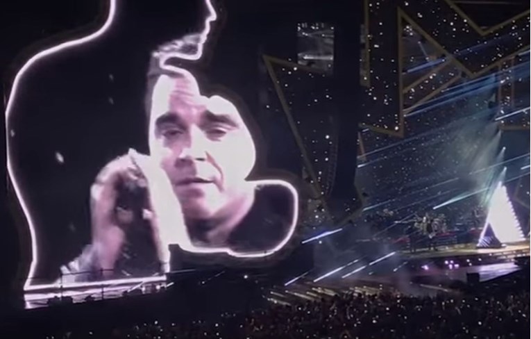 VIDEO Robbie Williams u suzama pjevao za žrtve terorističkog napada: "Mi se jebeno ne bojimo"