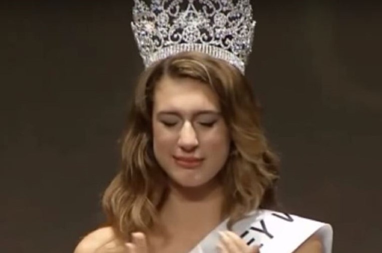 Miss Turske ostala bez titule zbog jednog tvita, samo nekoliko sati nakon proglašenja pobjednicom