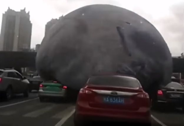 VIDEO Ogromni "mjesec" valjao se po ulicama, preko automobila i pješaka