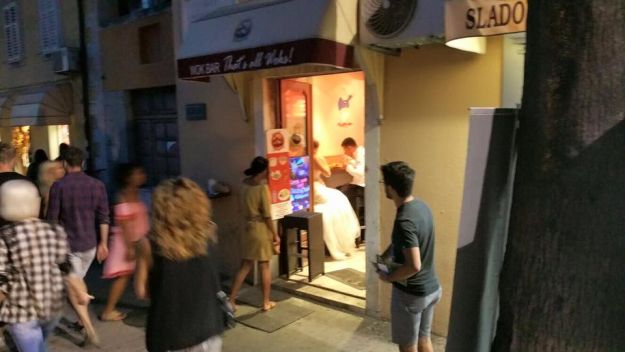Nema više razbacivanja lovom: Splitski mladenci došli po topli sendvič u fast food