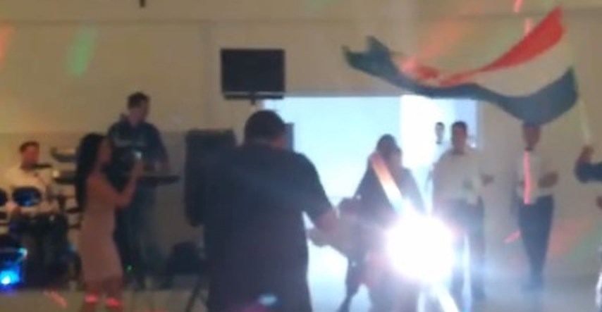 VIDEO "Despacito" i motor: Mladenci iz Livna oduševili goste spektakularnim ulaskom u salu