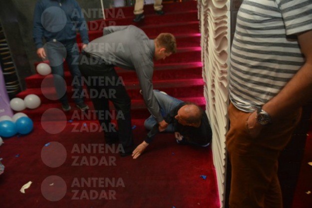 Grdović se skotrljao niz stepenice noćnog kluba, nagađa se što je uzrok padu