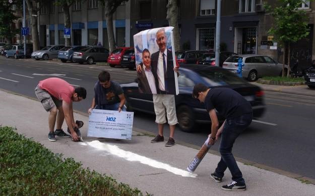 Mladež SDP-a ispred središnjice HDZ-a s "crticom kokaina" za Bujanca i Karamarka