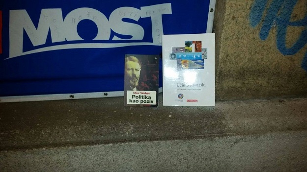 Mladež SDP-a se sprda s Oreškovićem: Evo što su mu ostavili ispred MOST-a