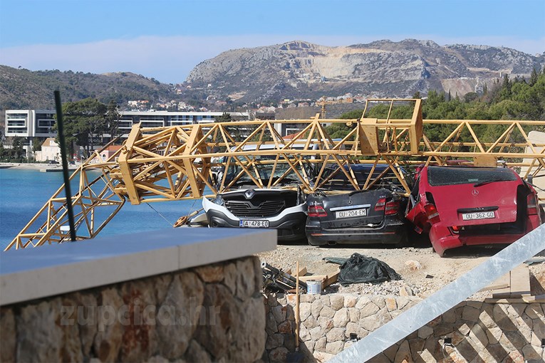 FOTO Pogledajte kako je dizalica kod Dubrovnika zdrobila automobile