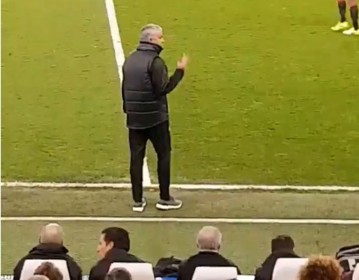 Mourinho s tri prsta odgovorio na provokacije navijača