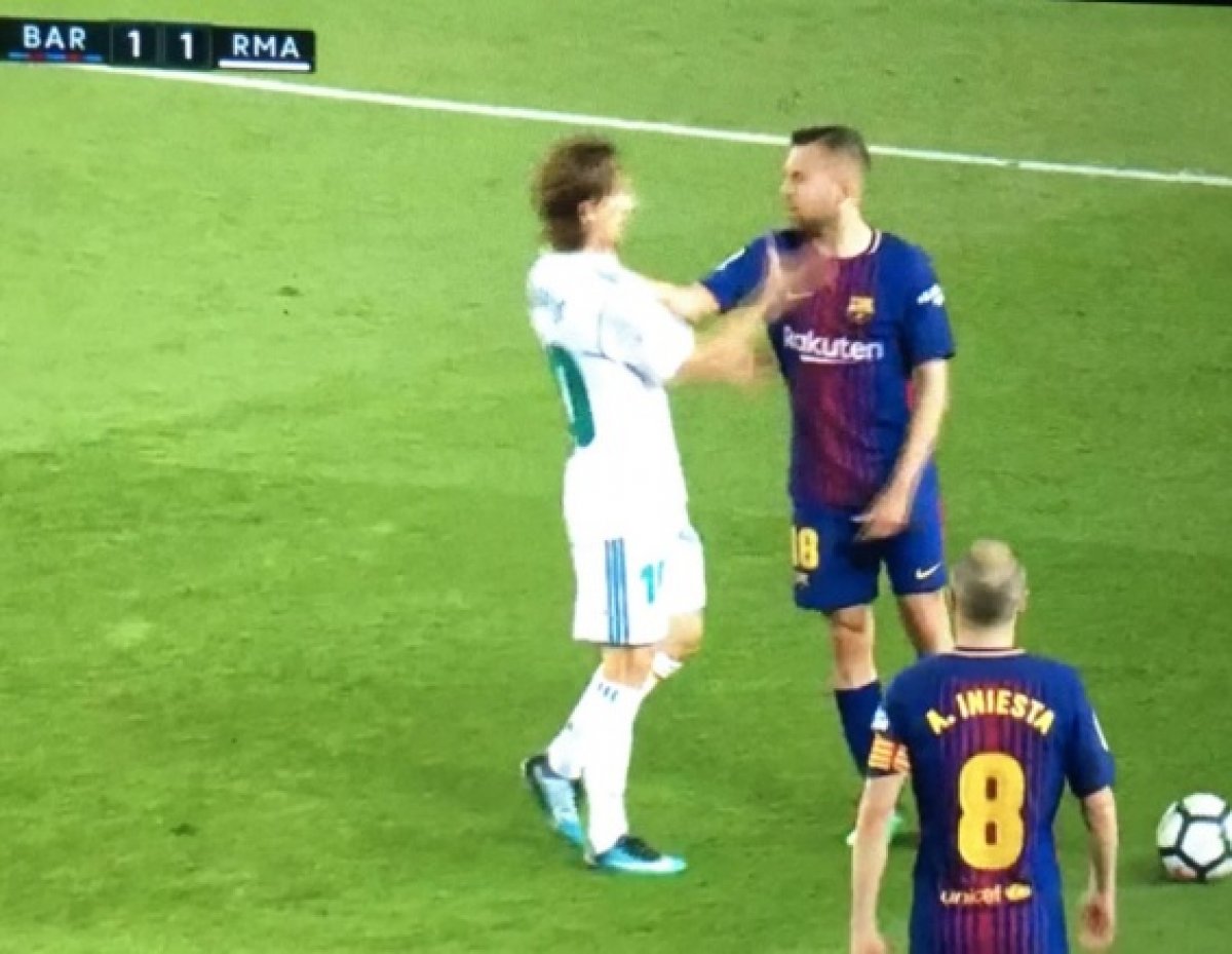 MODRIĆA NIKAD NISTE VIDJELI OVAKO LJUTITOG Igrač Barcelone uhvatio ga za vrat