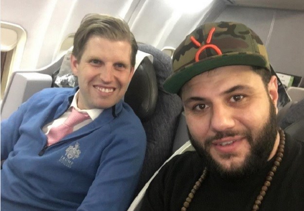 Muslimanski stand up komičar u avionu sjedio pored Trumpovog sina