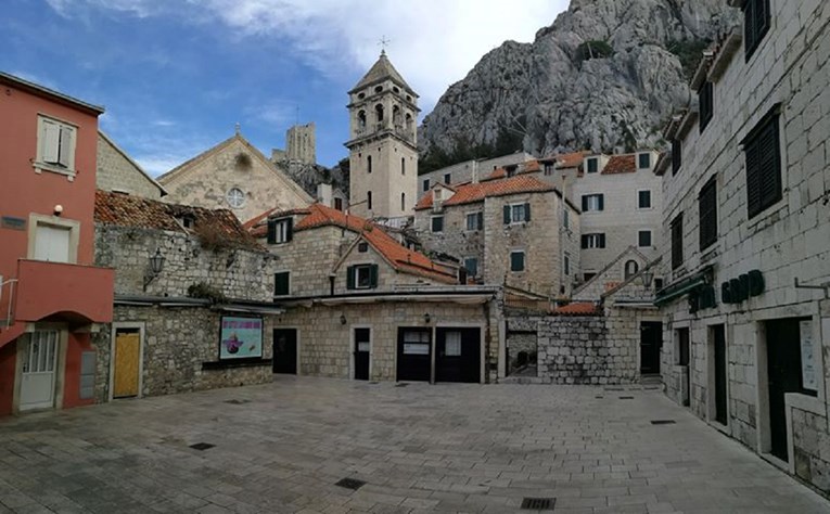 Muškarac prijavljen jer se oko ponoći  šuljao oko kuća u Omišu i dirao donje rublje