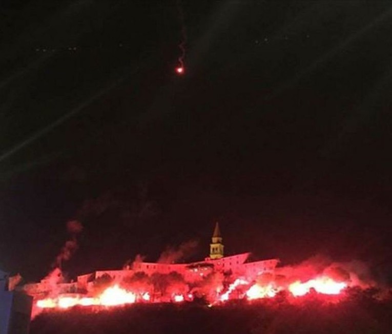 POGLEDAJTE MOĆNE FOTOGRAFIJE Rijeka diše za pobjedu nad Dinamom, velika bakljada i u Buzetu