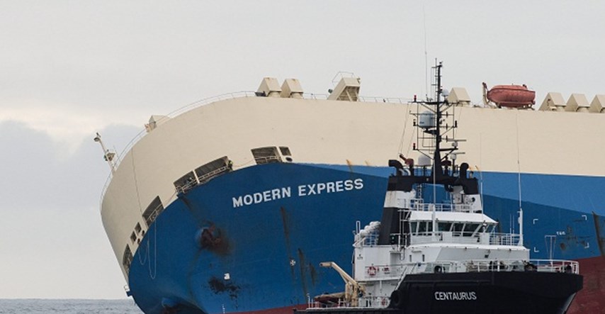 Teretni brod Modern Express kojeg vuče tegljač Centaurus bliži se španjolskoj luci Bilbao