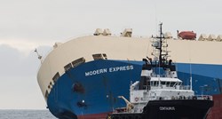 Teretni brod Modern Express kojeg vuče tegljač Centaurus bliži se španjolskoj luci Bilbao