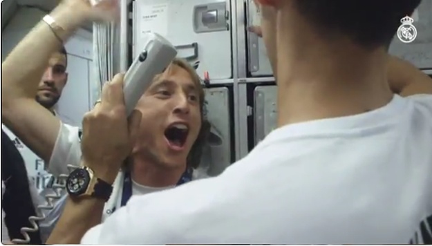 VIDEO Pogledajte kako Modrić pjeva 10 kilometara iznad zemlje