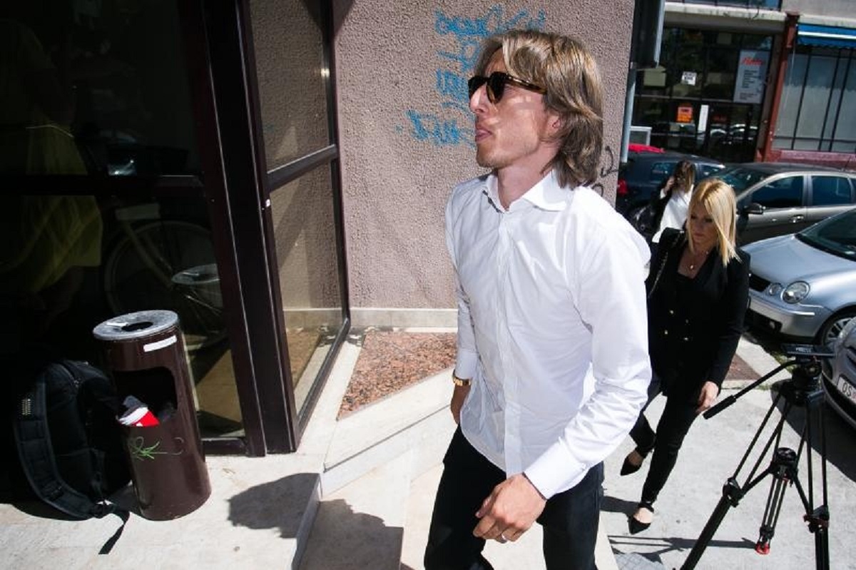 MODRIĆ ODJEBAO HRVATSKE NOVINARE U Skoplju su ga čekali sat vremena, a on samo prošao pored njih