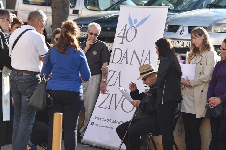 Jesen je, lišće pada, mladi bježe van, a molitelji opet maltretiraju pred bolnicama