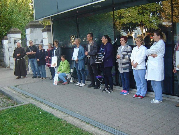 Radikalni katolici javno teroriziraju i maltretiraju ženu koja ima zakazan termin za pobačaj