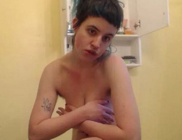 FOTO Ova djevojka stalno objavljuje gole selfieje, a razlog bi vas mogao iznenaditi