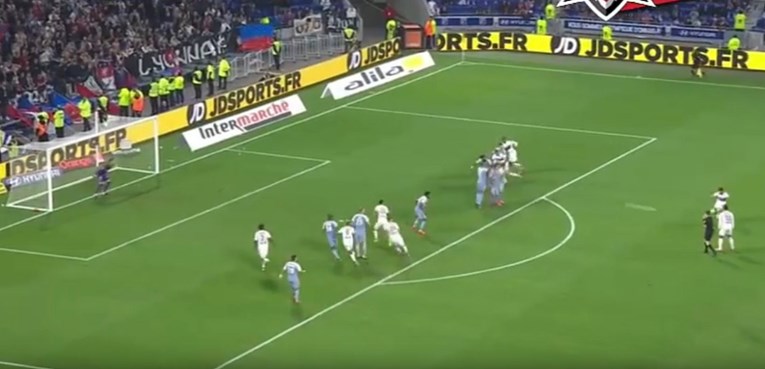 Subašić u 95. minuti primio gol iz slobodnjaka za poraz u derbiju