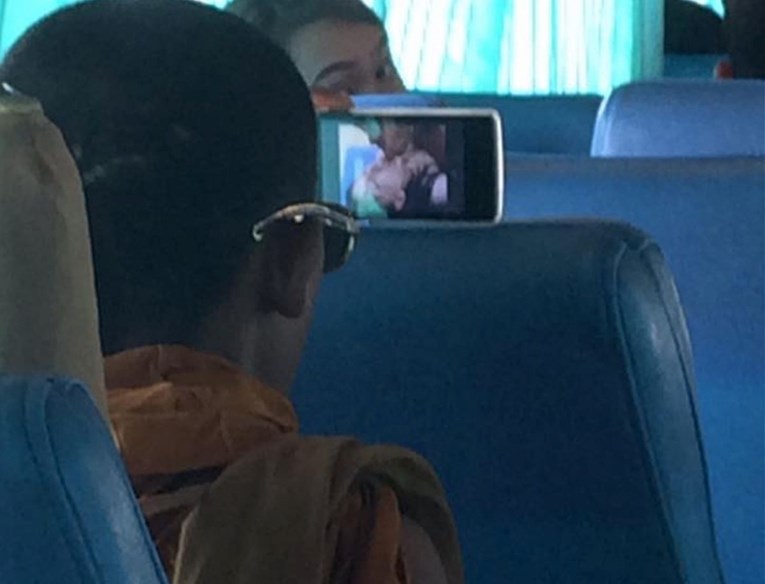 VIDEO Redovnik uhvaćen kako gleda porniće u javnom prijevozu