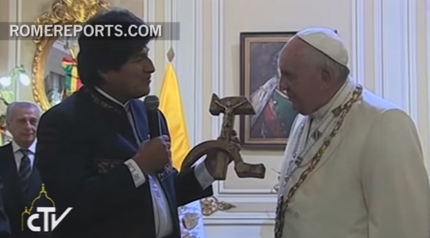 Bolivijski predsjednik šokirao Papu poklonom Isusa pribijenog na srp i čekić