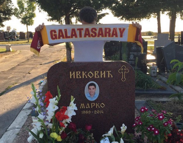 Morbidni bolesnik: Navijač Galatasaraya likuje nad grobom navijača ubijenog u Istanbulu