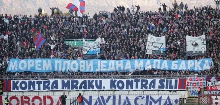 U Srbiji se sprdaju nakon Torcidinog transparenta na ćirilici: Pogledajte poruku "Fan kluba" iz Beograda