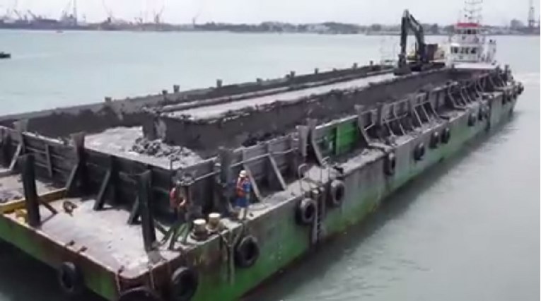 VIDEO Dvoje mrtvih i troje nestalih nakon sudara "morskog bagera" s tankerom kod Singapura