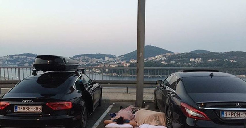Zaspali između luksuznih automobila na parkingu u Dubrovniku, a razlog bi vas mogao iznenaditi