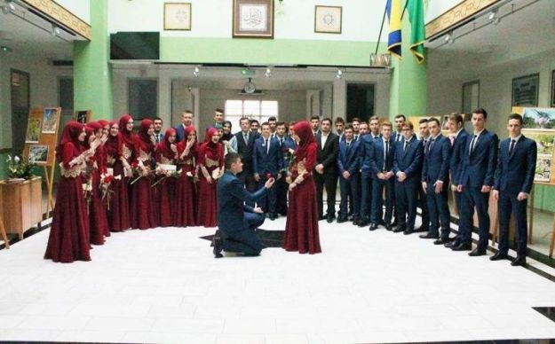VIDEO Mostarski maturant zaprosio svoju djevojku na školskom hodniku