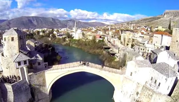 Autom pokušao prijeći preko UNESCO-vog Starog mosta u Mostaru