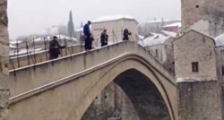 Mostarac skočio sa Starog mosta u ledenu Neretvu