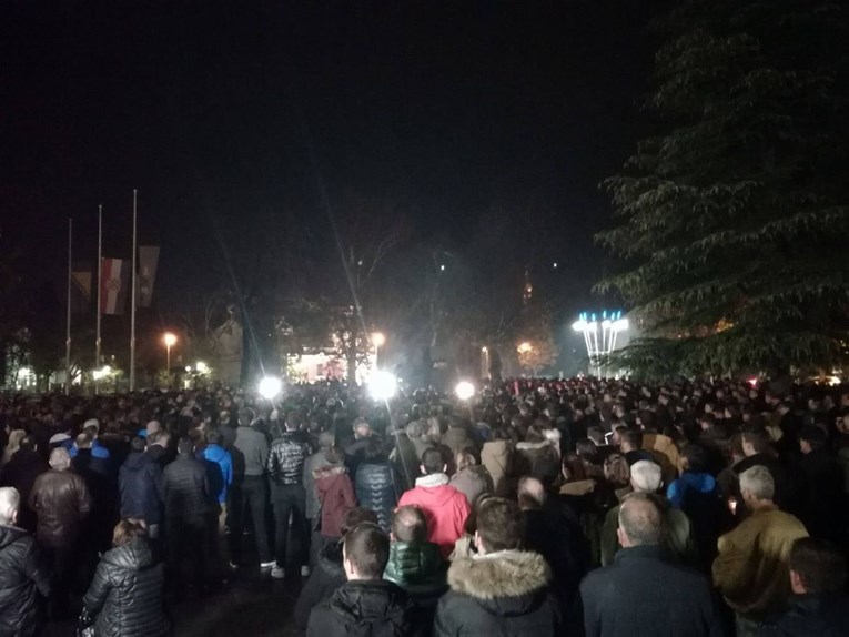 FOTO U Mostaru se u čast Praljku zatvaraju kafići i klubovi, tisuće ljudi okupilo se na ulicama