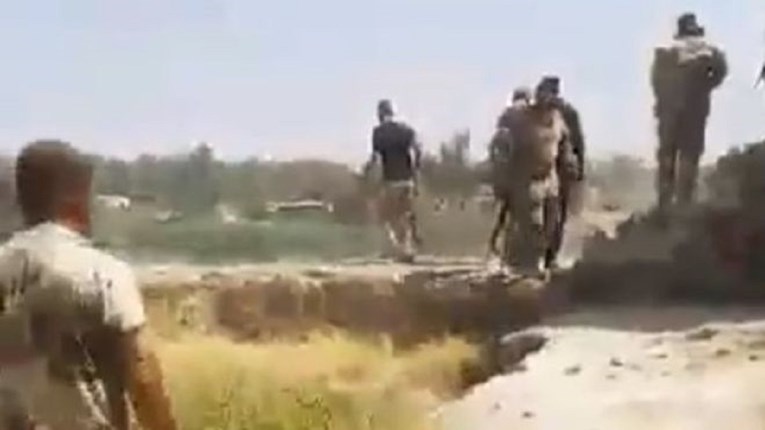 UZNEMIRUJUĆI VIDEO Irački vojnici u Mosulu brutalno ubijali nenaoružane muškarce i dječake