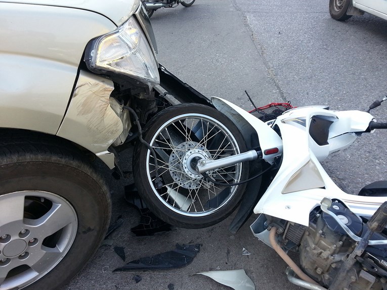 Motociklom se zabio u Fiat Punto pa s teškim ozljedama završio u splitskoj bolnici