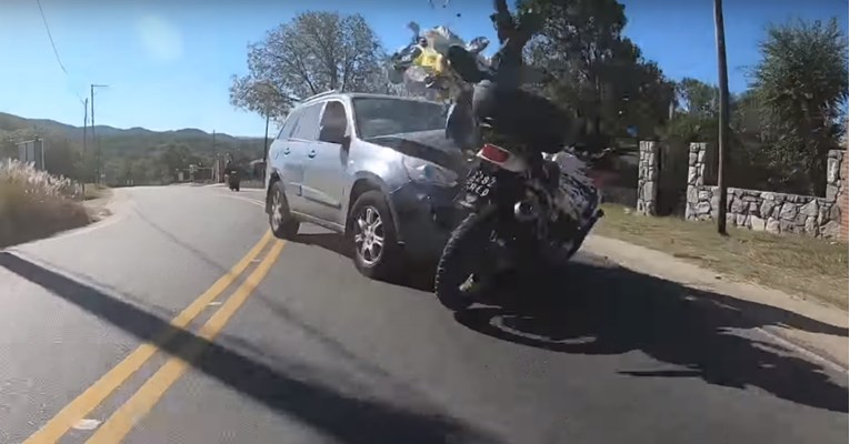 VIDEO Ovo je trenutak kojeg se najviše boji svaki motociklist