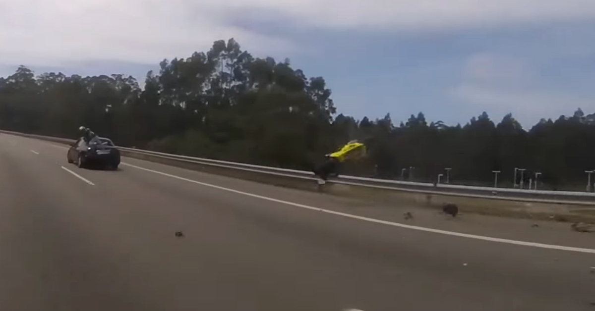 VIDEO Nevjerojatna prometna nezgoda: Motociklist sletio na auto