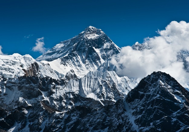 Krov svijeta ipak ostaje otvoren alpinistima: Nepal produžio dozvole za uspon na Everest