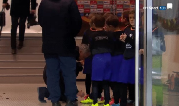 Svaka čast: Mourinho u Ukrajini potpisivao klincima kopačke