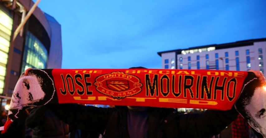 Ispred Old Trafforda rasprodani Mourinhovi šalovi